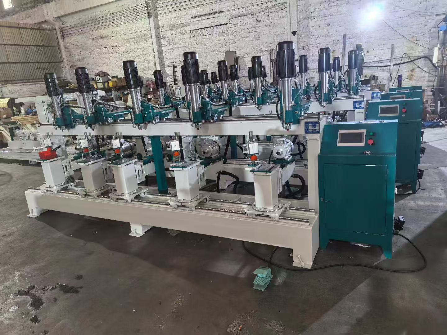 钻孔机：正钻，反钻，横贴，竖钻，斜钻，侧钻，手动，半自动，全自动；使用昆仑通态TPC7032Ei